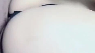 舔她淫穴，再扣她淫穴，刺激尖叫让人可射