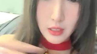 苗条的棕发女郎的处女之身被开苞的近距离视角