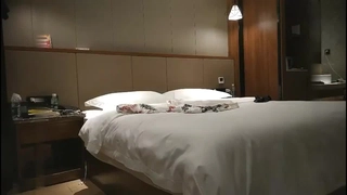 “你是我的女人你只属于我”对白淫荡刺激霸道男把喝多迷糊的漂亮女友扒光随便肏边干边拍很能操体位玩遍了1080P原版