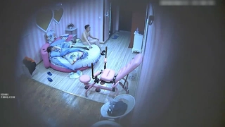 青少年毛茸茸的阴户在打针后滴下甜美的奶油