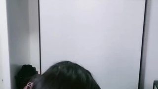 一个年轻的大学男孩和他的成熟继母进行亲密行为的真实自制剪辑