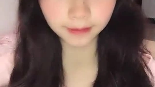 外表清純美女酒店調教！肛塞尾巴口塞球！地上爬行看美足，超嫩粉穴