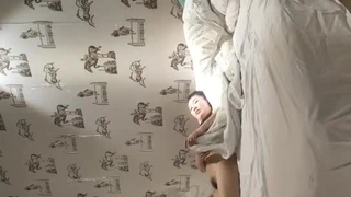 性欲旺盛的大学女孩在激烈的口交中被喉咙操