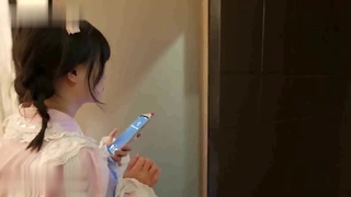 新鲜出炉，学生妹寻花，21岁大学生妹子，被男友调教成了小骚货，D罩杯坚挺美胸吸睛，无套插穴淫液喷涌