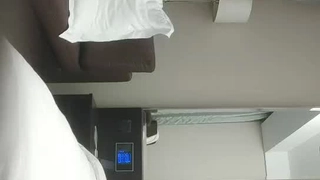 性格活泼新人美少女 ！超甜美是个极品 ！换上白丝袜珍珠内裤 ，水晶假屌猛插穴 ，没几下就流出白浆