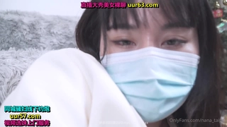 业余少女在自制视频中给出湿润而狂野的口交