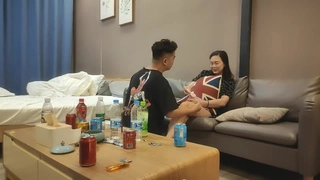 风骚丰满漂亮主播大力插穴自慰逼逼水多表情也很淫荡狂喊哥哥们来操我的逼阿