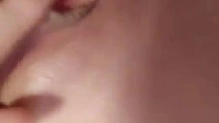颜值不错身材丰满木耳粉嫩美女主播收费直播大秀搓揉白圆大奶自慰插穴