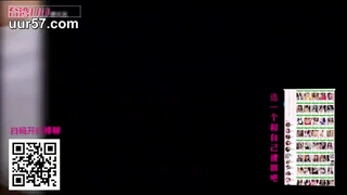 年轻艺术家用大鸡巴舔和操她的阴户