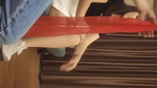 少女学生被邻居拉伸她的肛门