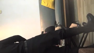 成熟的女人向她的继子展示如何取悦女人